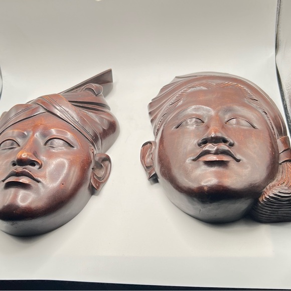 Vintage Balinese wood carvings of a man & woman in the National Headdress - Picture 17 of 17